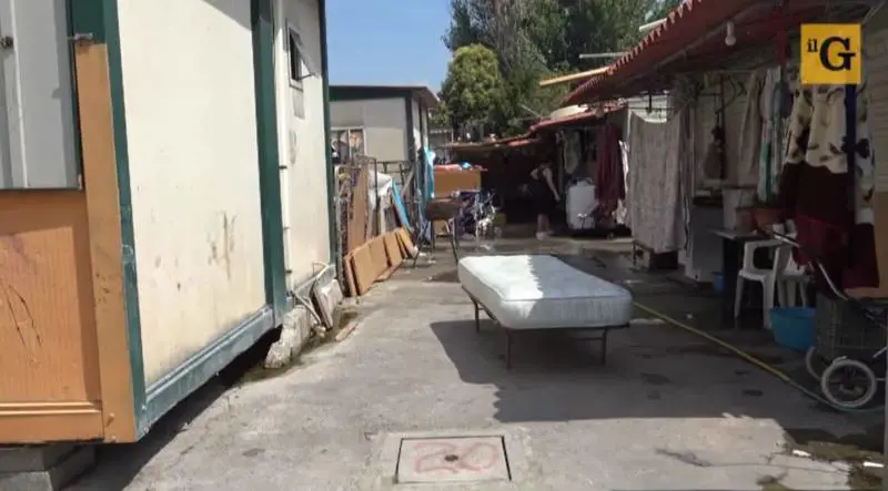 Stop alle auto nei campi rom, i nomadi: "Chiudiamo noi la strada agli italiani"