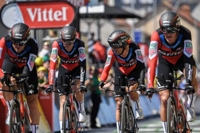 Tour de France, cronosquadre alla Bmc. Van Avermaet maglia gialla