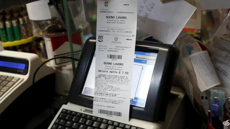 Vicepremier divisi sui voucher. Minaccia M5S: "Faremo muro"
