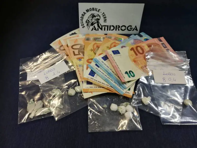 Terni, spaccia e aggredisce a calci e pugni i poliziotti