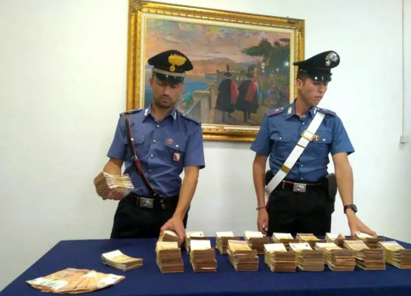 Un tesoro di soldi falsi in casa, coniugi nei guai