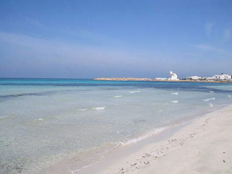 Salento, turista muore per un malore dopo un tuffo a mare