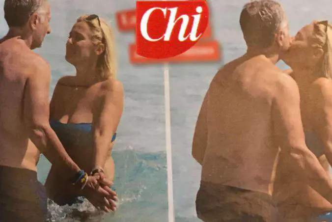Paolo Bonolis e la moglie infiammano Formentera: i baci sono più che passionali