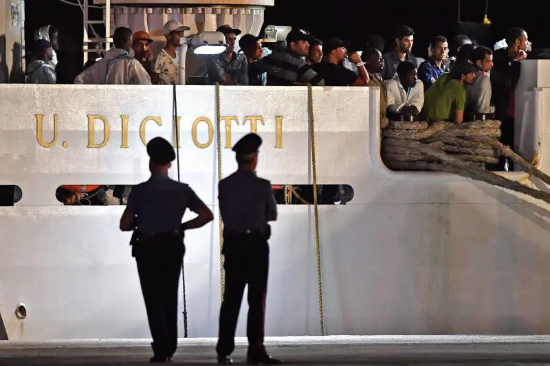La polizia a bordo della Diciotti per trovare i clandestini ribelli