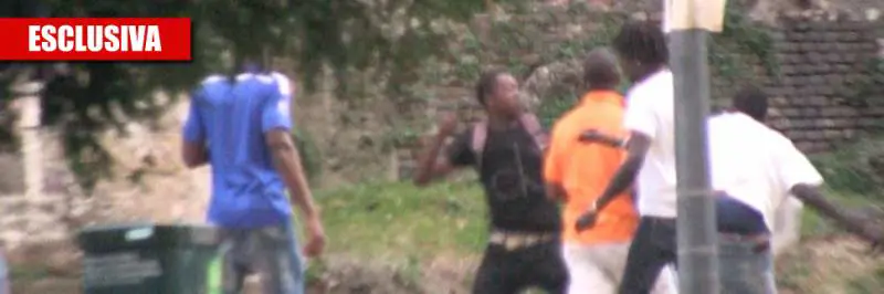 Milano, le minacce ai cronisti. Poi la rissa choc tra immigrati