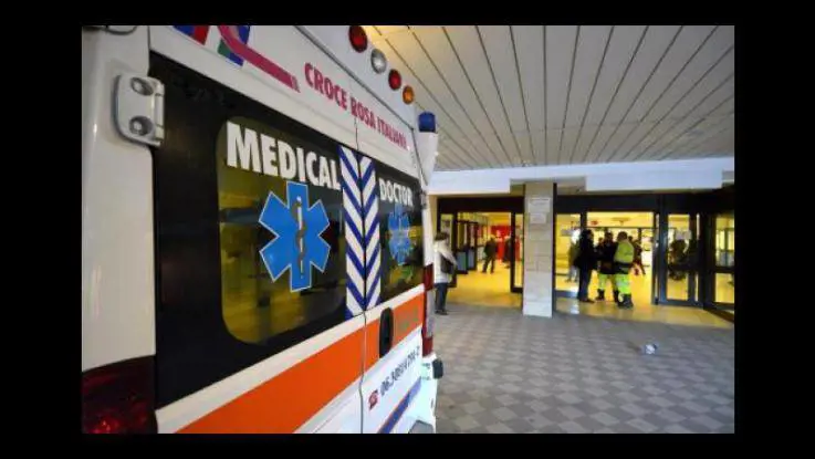 Non vuole pagare il fabbro, lui lo picchia: finisce al Pronto Soccorso