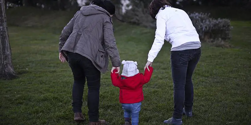 Non sono una coppia ma il Tribunale riconosce due mamme per il bimbo