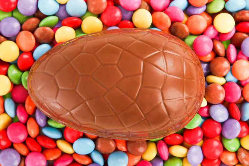 Nasconde uovo di cioccolato nel suo intimo, finisce in ospedale