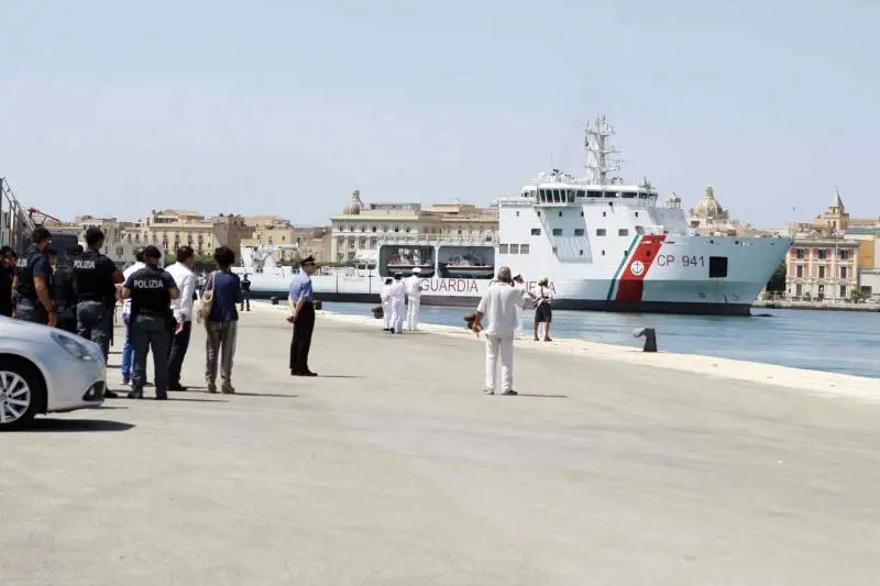 Trapani, la Diciotti entra in porto. Ma Salvini non autorizza lo sbarco