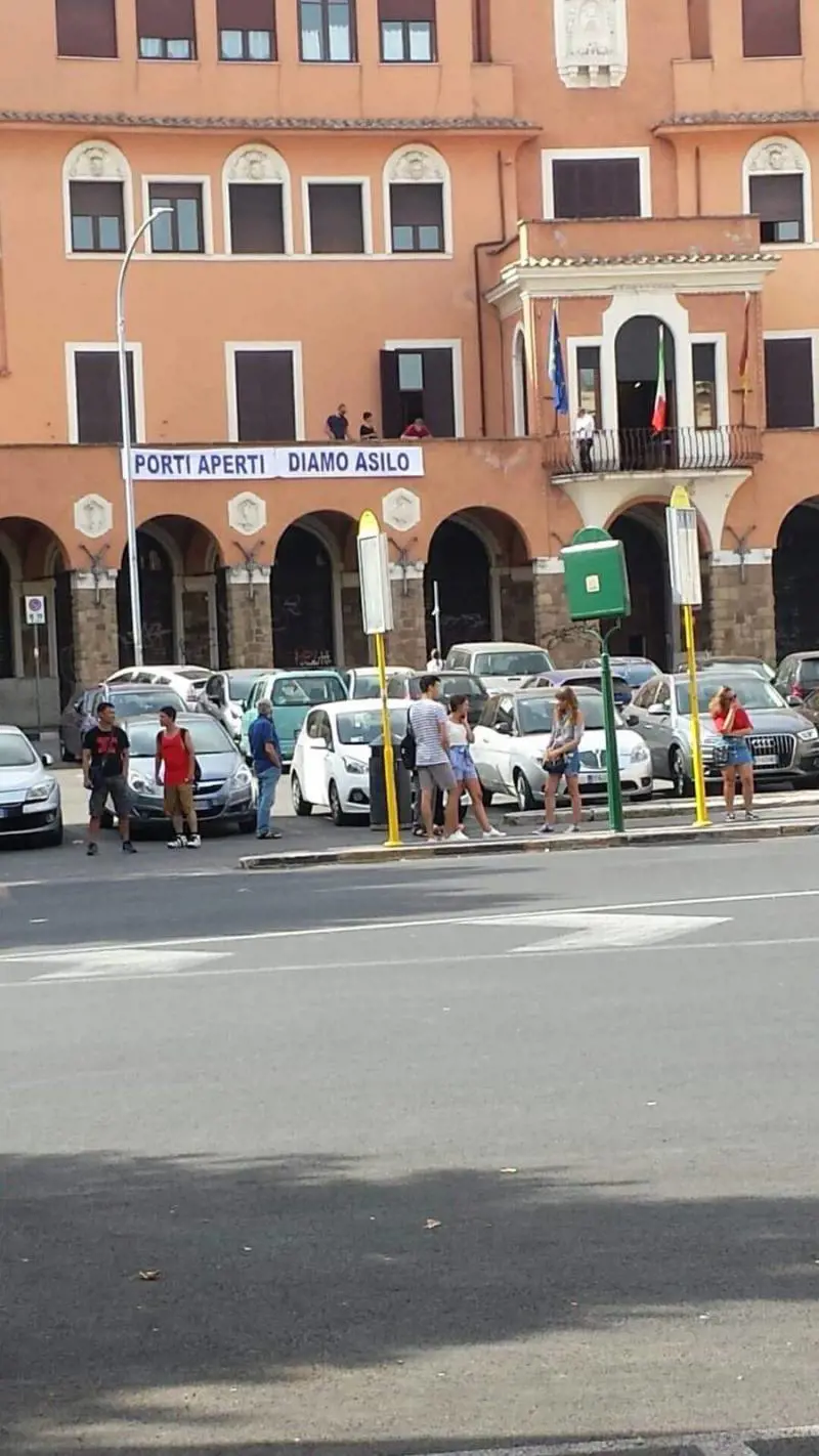 Roma, multato lo striscione "pro-migranti" affisso dal Pd