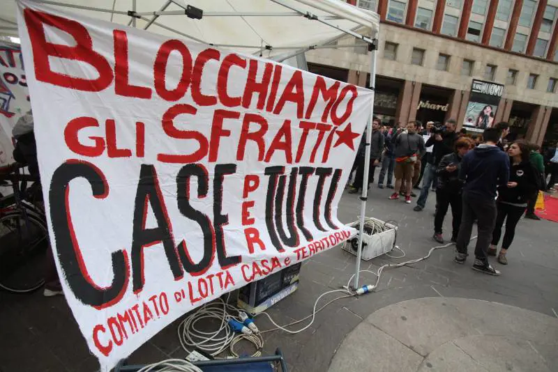 Centri sociali «sportello» per abusivi