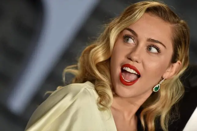 Miley Cyrus cancella le foto dal profilo Instagram: quale sarà il motivo?