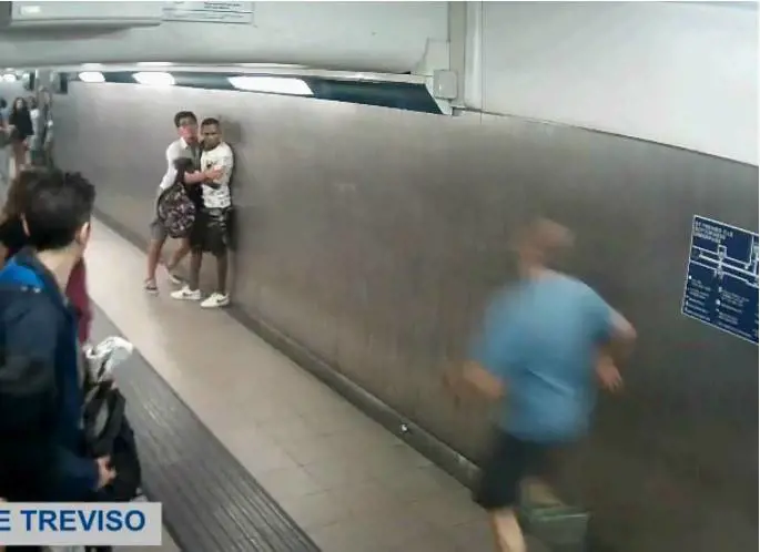 Pusher nigeriano scappa dalla polizia e a fermarlo è un seminarista di 18 anni