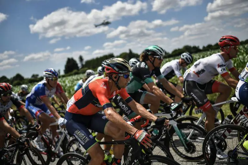 Una caduta fa danni più del Mortirolo Dumoulin ko. E Roglic va