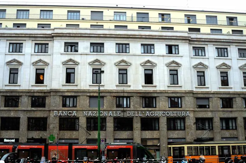 La Campania si sposta in piazza Fontana De Luca prende la banca della strage