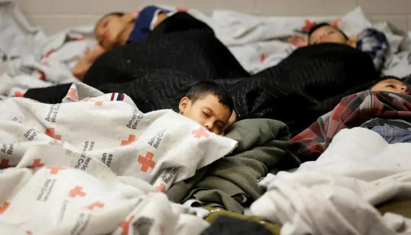 Bambini immigrati costretti al freddo e alla fame: bufera su Trump