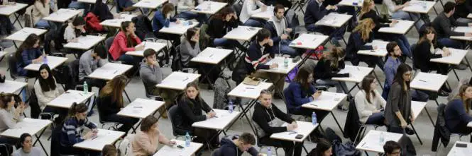 Coronavirus, maxi concorso a Napoli: test febbre ai candidati
