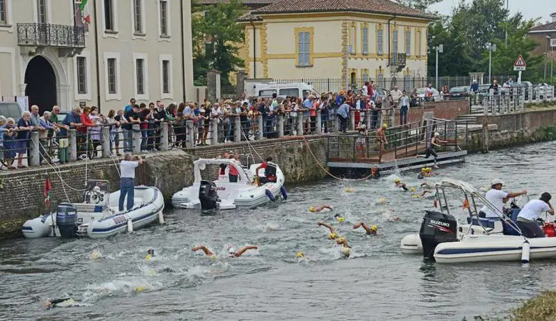Non solo movida: nei Navigli si nuota