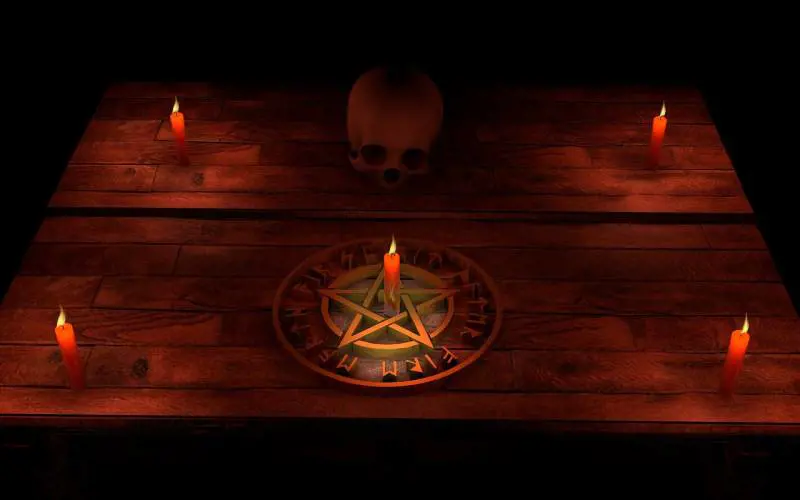 Fanno a pezzi la madre per un rito satanico: arrestati tre fratelli