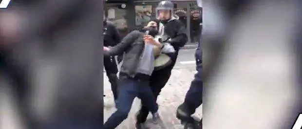 Collaboratore di Macron picchia un manifestante. Aperta un'indagine