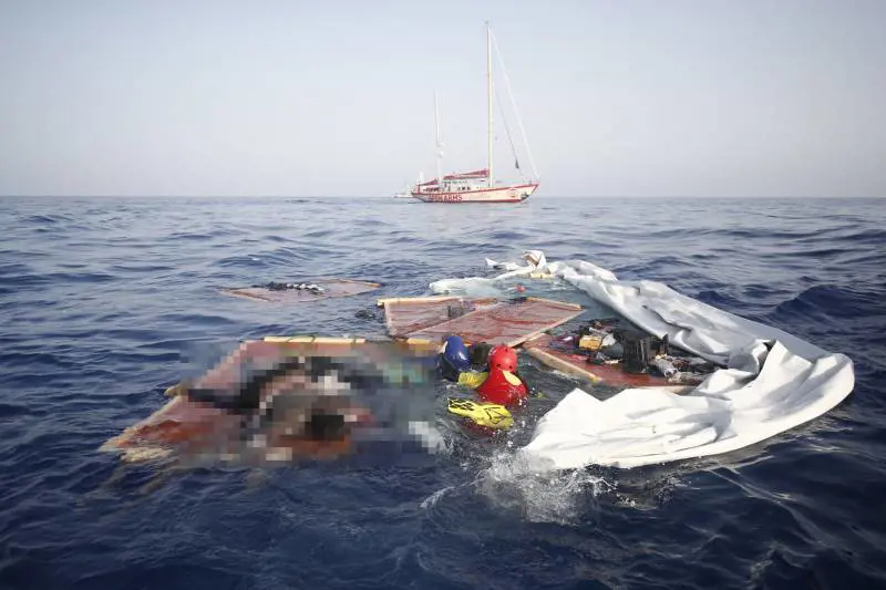 Posta foto del bimbo migrante morto, Fb lo banna per "pedopornografia"