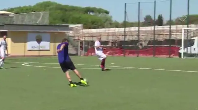 Totti segna il gol dell'anno: destro magico e palla nel sette
