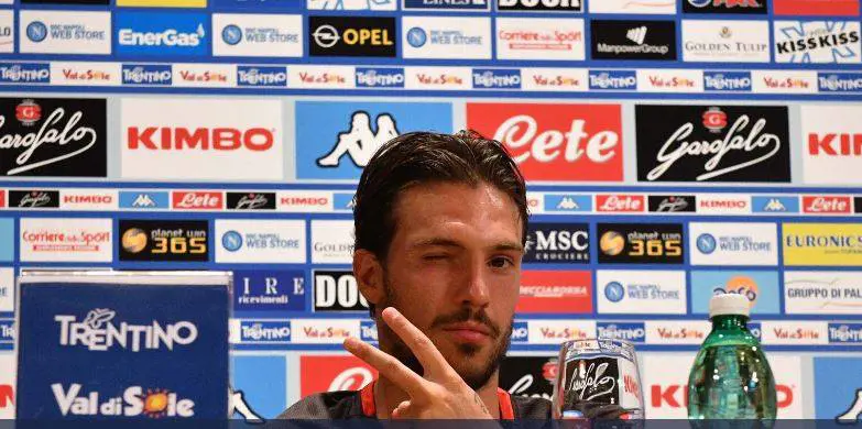 Napoli, a Verdi la maglia di Higuain. Un tifoso: "Avrai il nove del maiale"