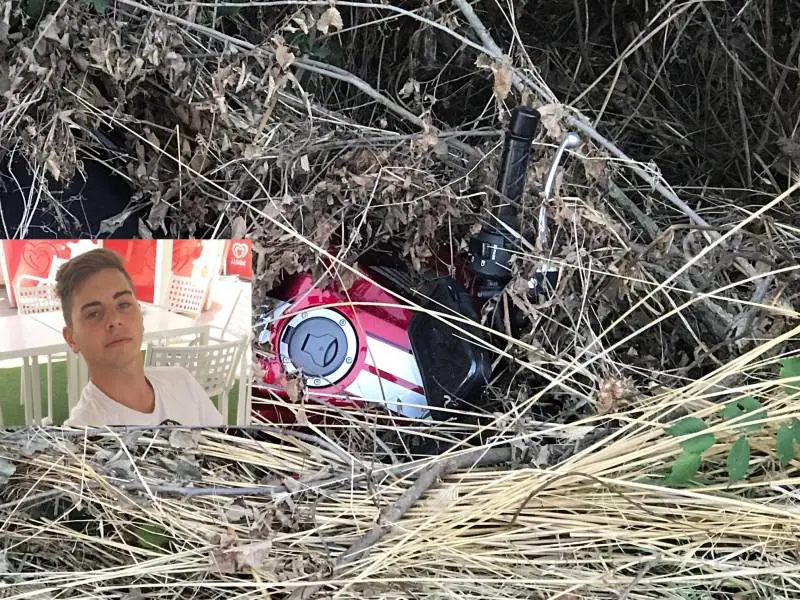 La moto del ragazzo trovata tra i cespugli