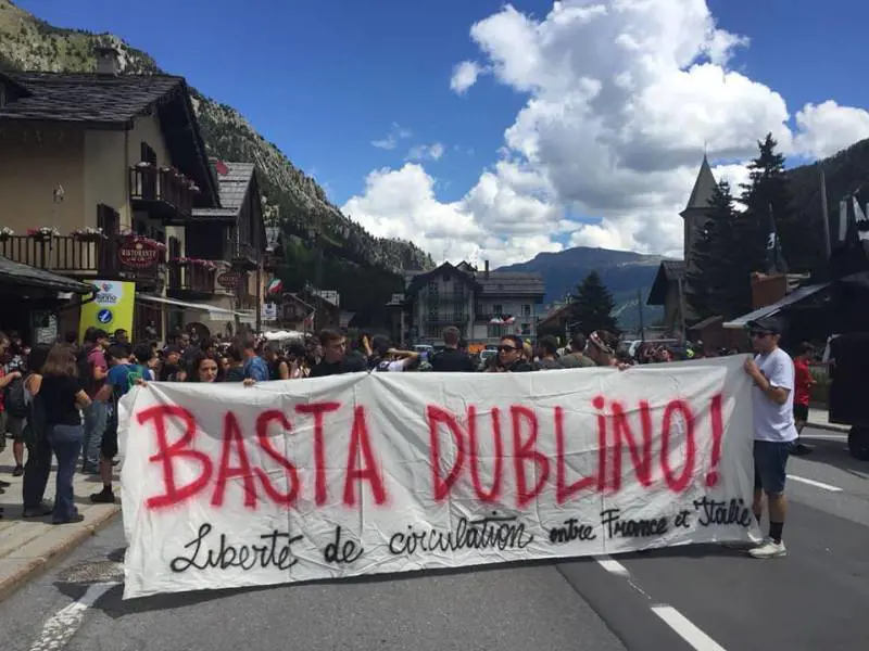 Migranti, No Tav in marcia: "Basta bloccare le persone"