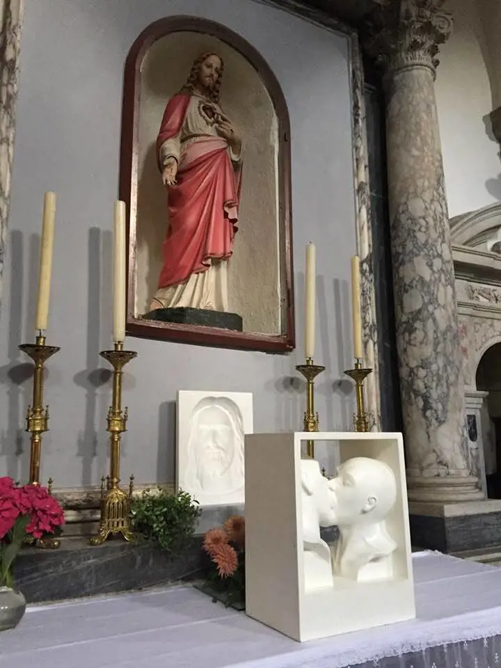 Scultura con bacio gay in chiesa rimossa dopo le proteste dei fedeli