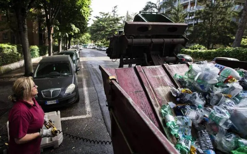 Emergenza rifiuti, la raccolta fa cilecca pure all’ospedale