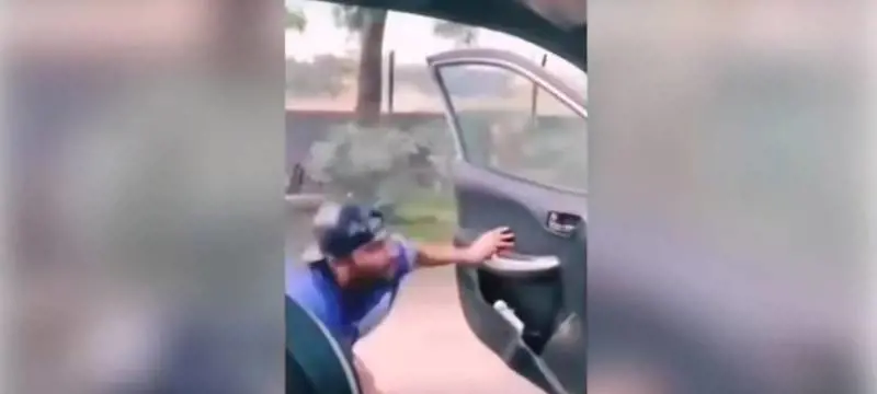 Selfie con auto in movimento, l'esito è esilarante