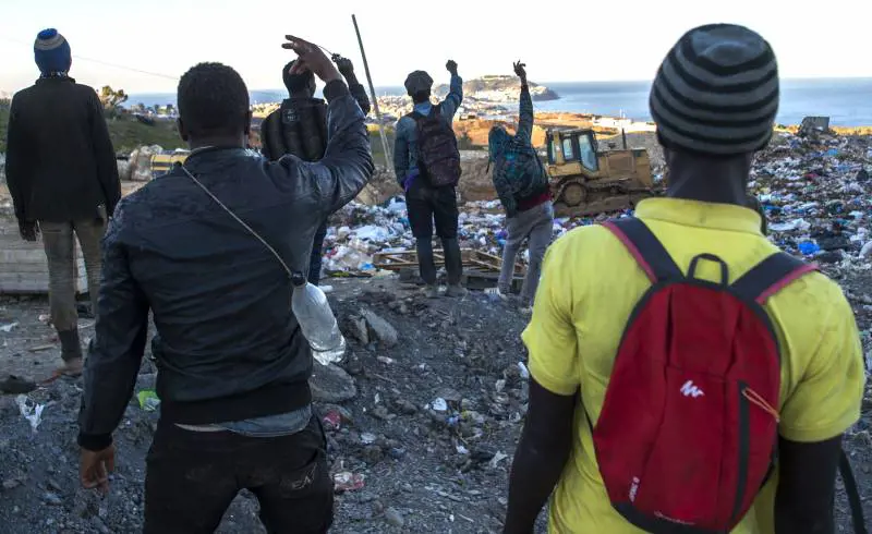 Ceuta, assalto al confine: 800 immigrati clandestini entrano in Spagna
