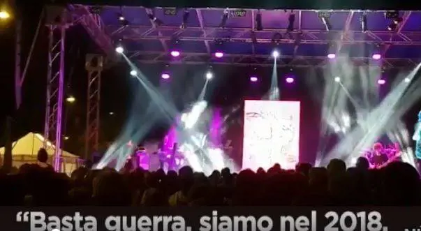 Insulti dal palco a Salvini. Il ministro: "Nina Zilli mi offende con soldi pubblici"