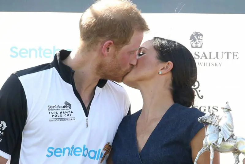 Meghan Markle e Principe Harry, il bacio che rompe il protocollo
