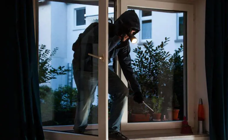 I ladri ora entrano negli appartamenti con una bottiglietta