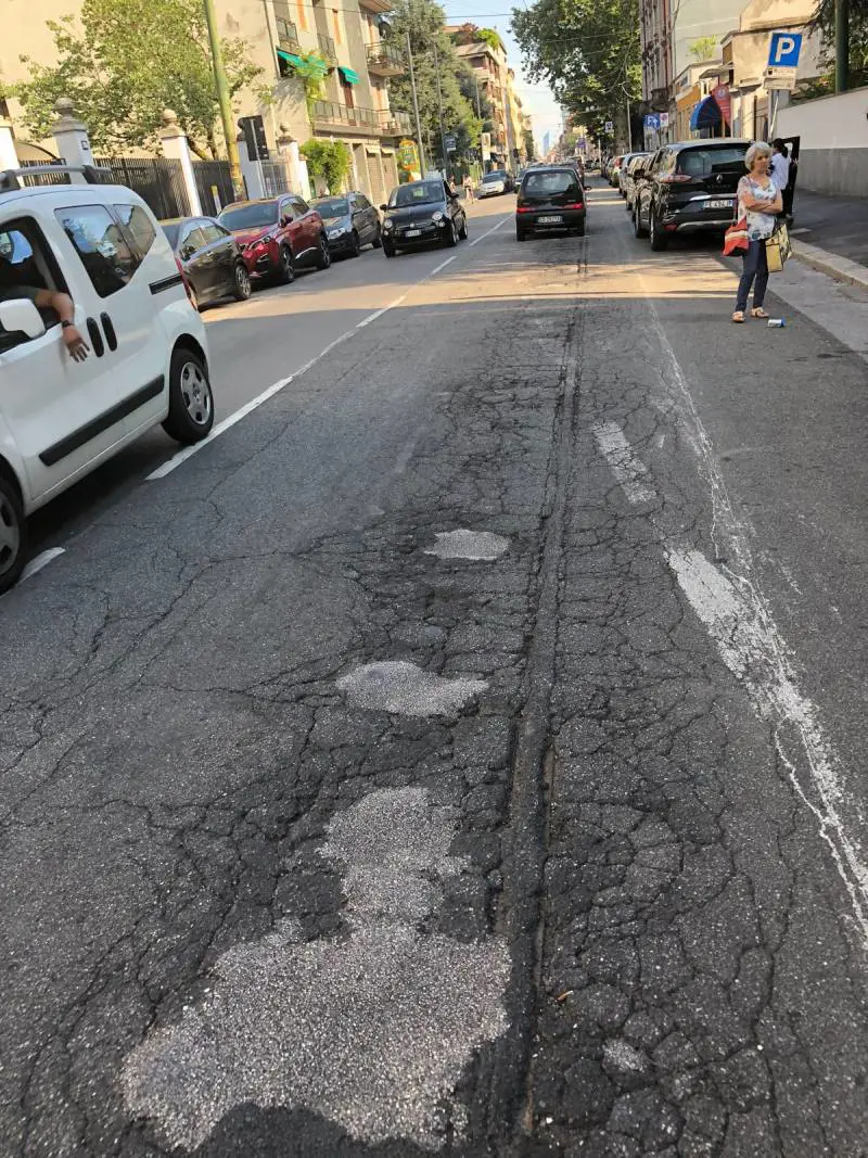 Roma, buche e radici sporgenti: limiti in molte strade della città