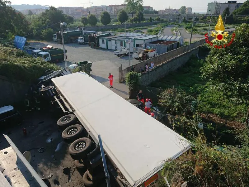 Tir fuori strada sull'A10 precipita per tre metri nel Savonese