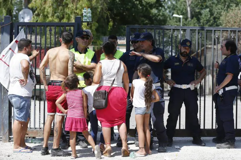 Roma, i rom del Camping River cercano di occupare un hotel