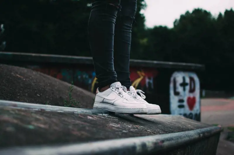 Sneakers bianche, come tenerle sempre pulite