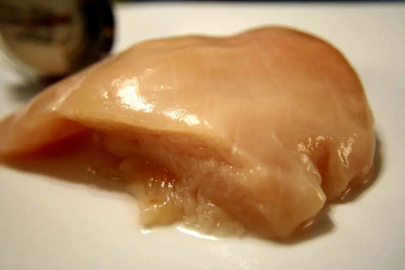 Mangia del pollo crudo, 37enne muore in vacanza a Corfù