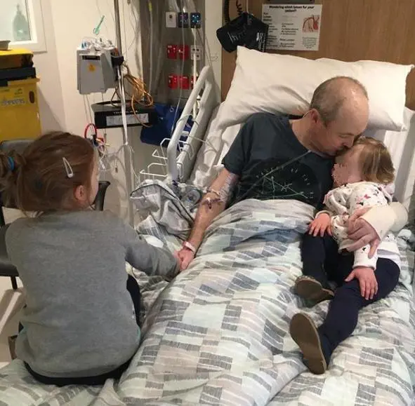 Golfista con leucemia dà l’addio alle figlie con un ultimo abbraccio