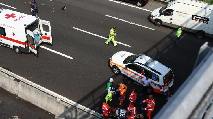 Tragico incidente sulla A1: spezzate le vite di 2 giovani, un ferito grave