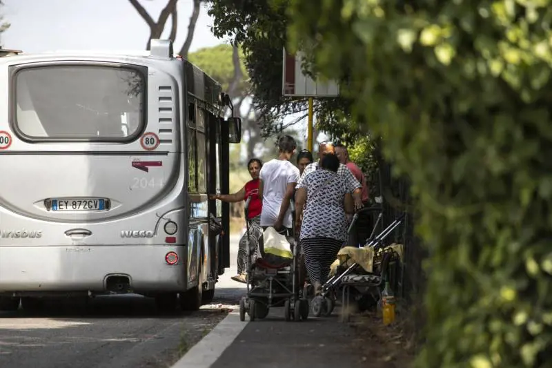 I rom del Camping River trasferiti nella tendopoli. Ira dei romani: "Non li vogliamo"