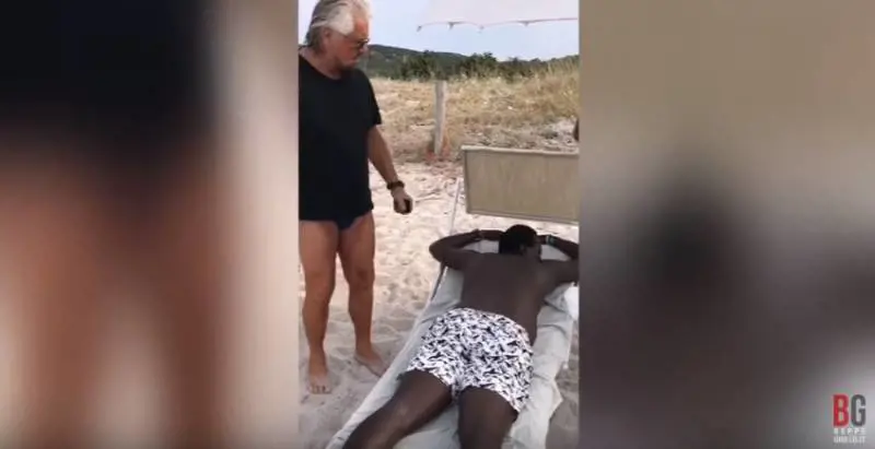 Grillo scherza su Salvini: "Qui ci sono i migranti in spiaggia: fai qualcosa"