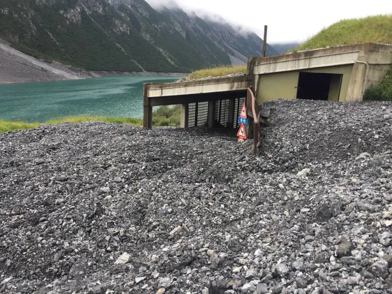 Frana sopra a Livigno: 18 persone intrappolate salvate coi gommoni