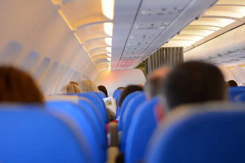 In aereo con la moglie, molesta la vicina di posto che dorme: indiano rischia l’ergastolo