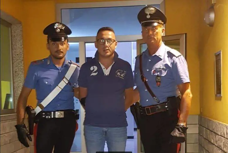 Il boss intercettato dalla prenotazione per le vacanze di Ferragosto