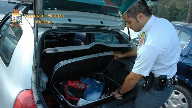 Il clandestino nascosto per 16 ore consecutive nel bagagliaio dell'auto