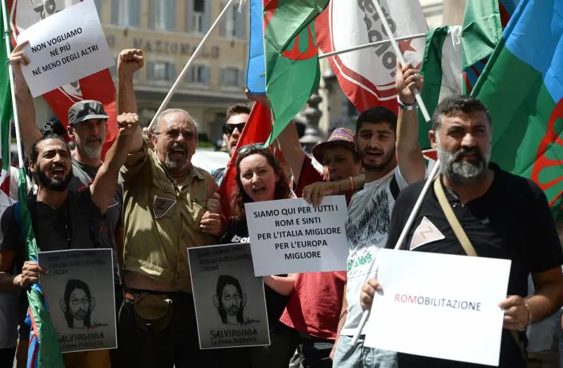 "Tutti in piazza per i rom". Ma si presentano solo i giornalisti (e Vauro)
